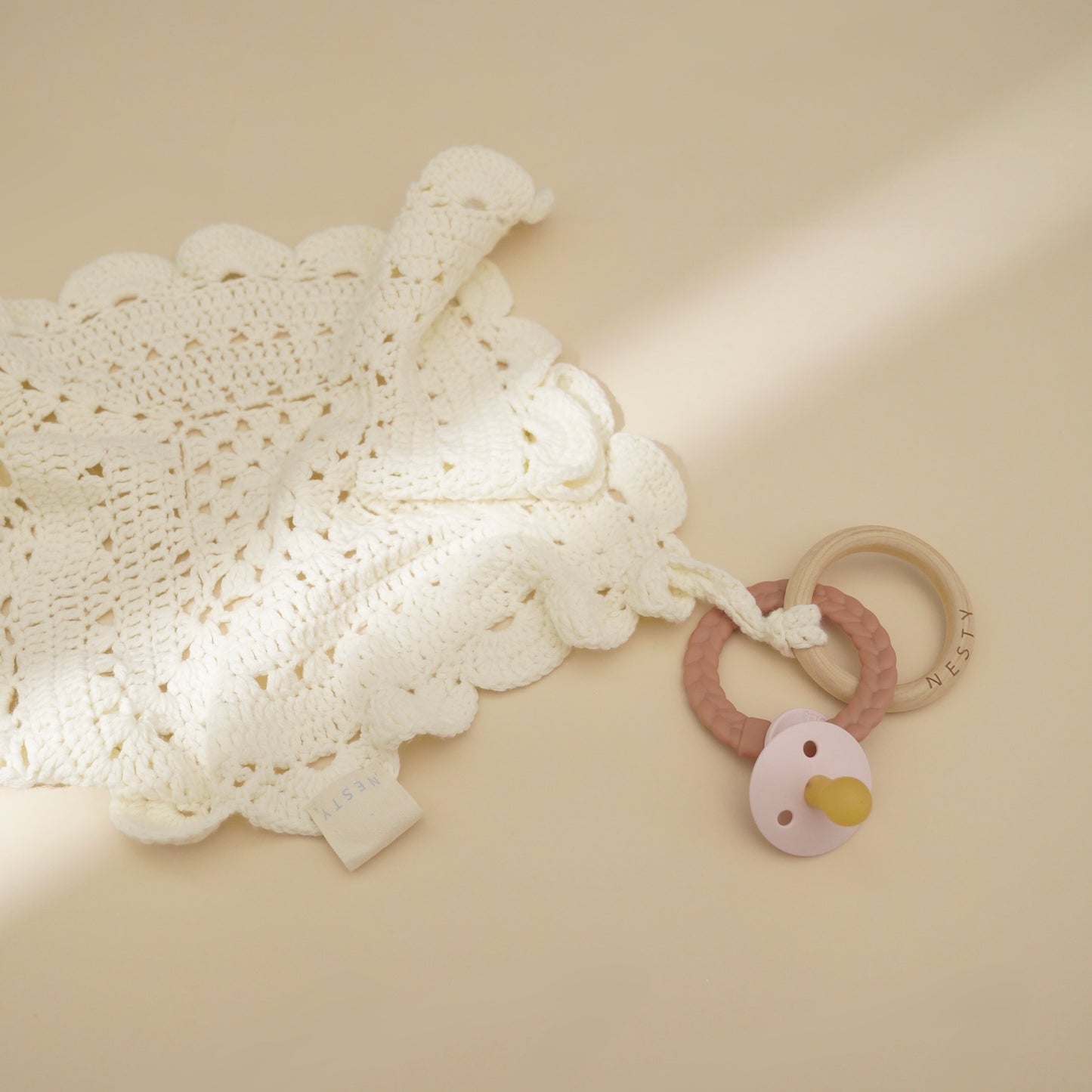 NESTY Manta de apego Crochet con aro portachupo bebé 1