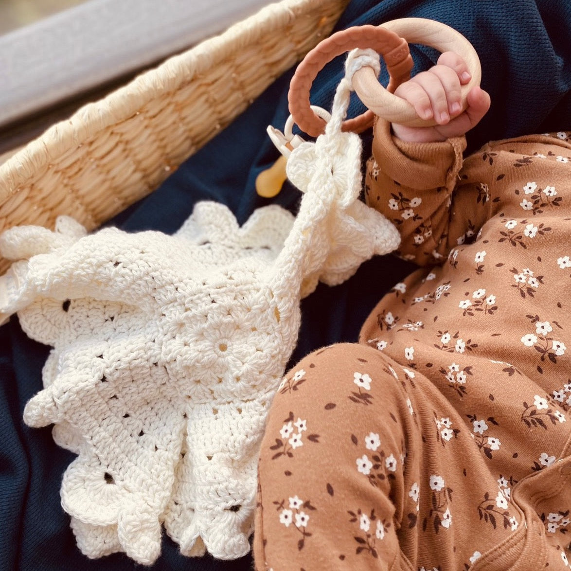 NESTY Manta de apego Crochet con aro portachupo bebé 5