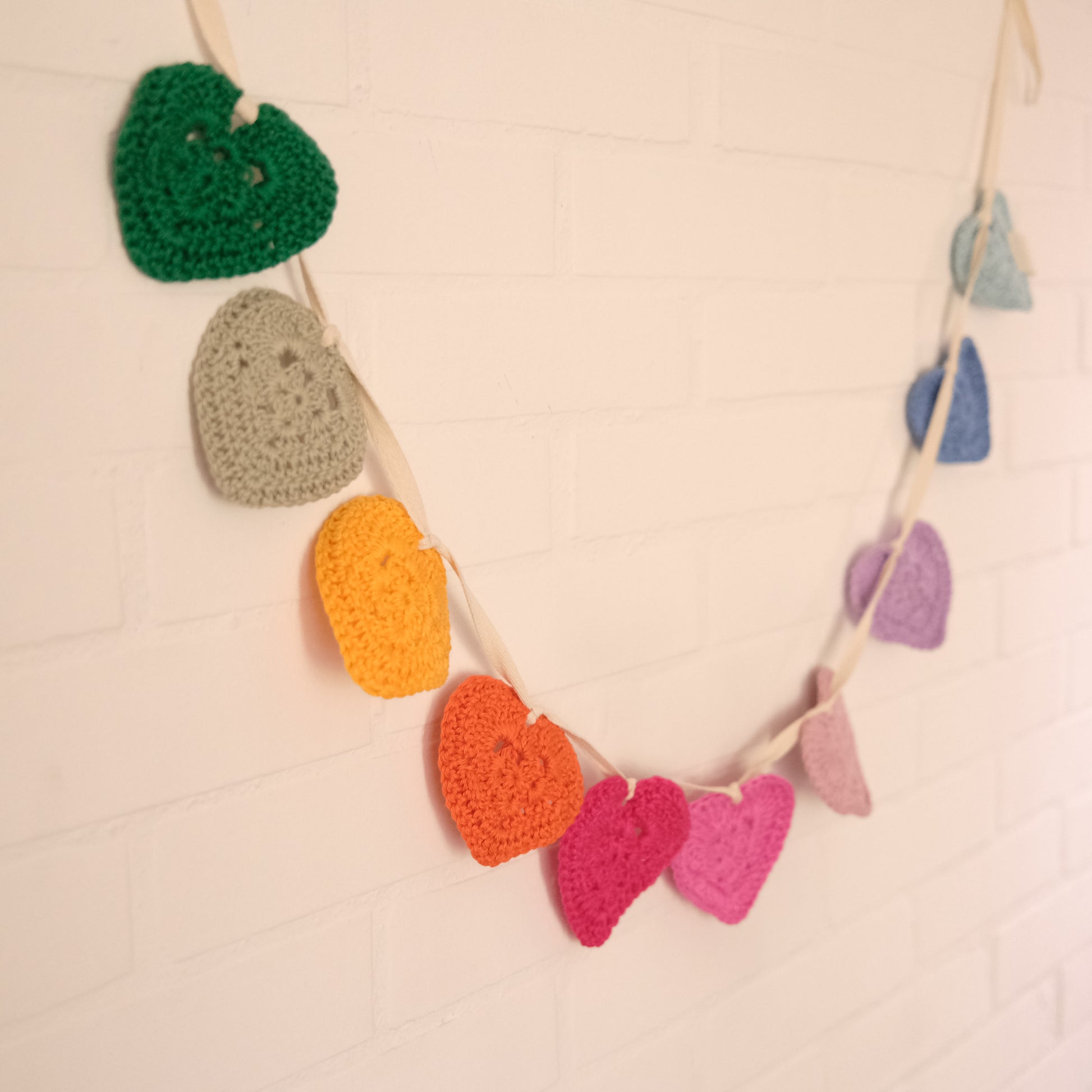 NESTY Guirnalda Corazones Crochet para decorar el cuarto de tu bebé 4