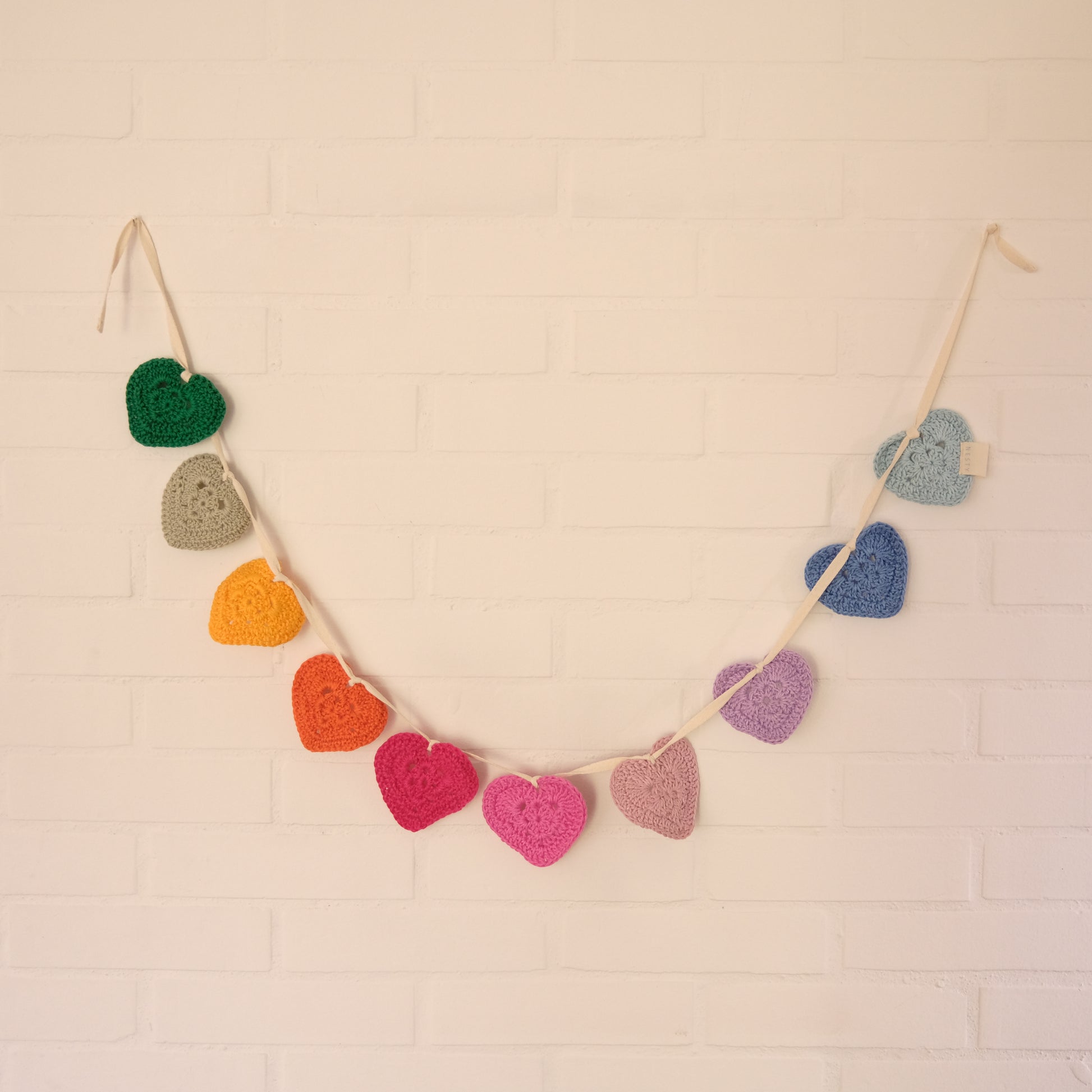 NESTY Guirnalda Corazones Crochet para decorar el cuarto de tu bebé 3