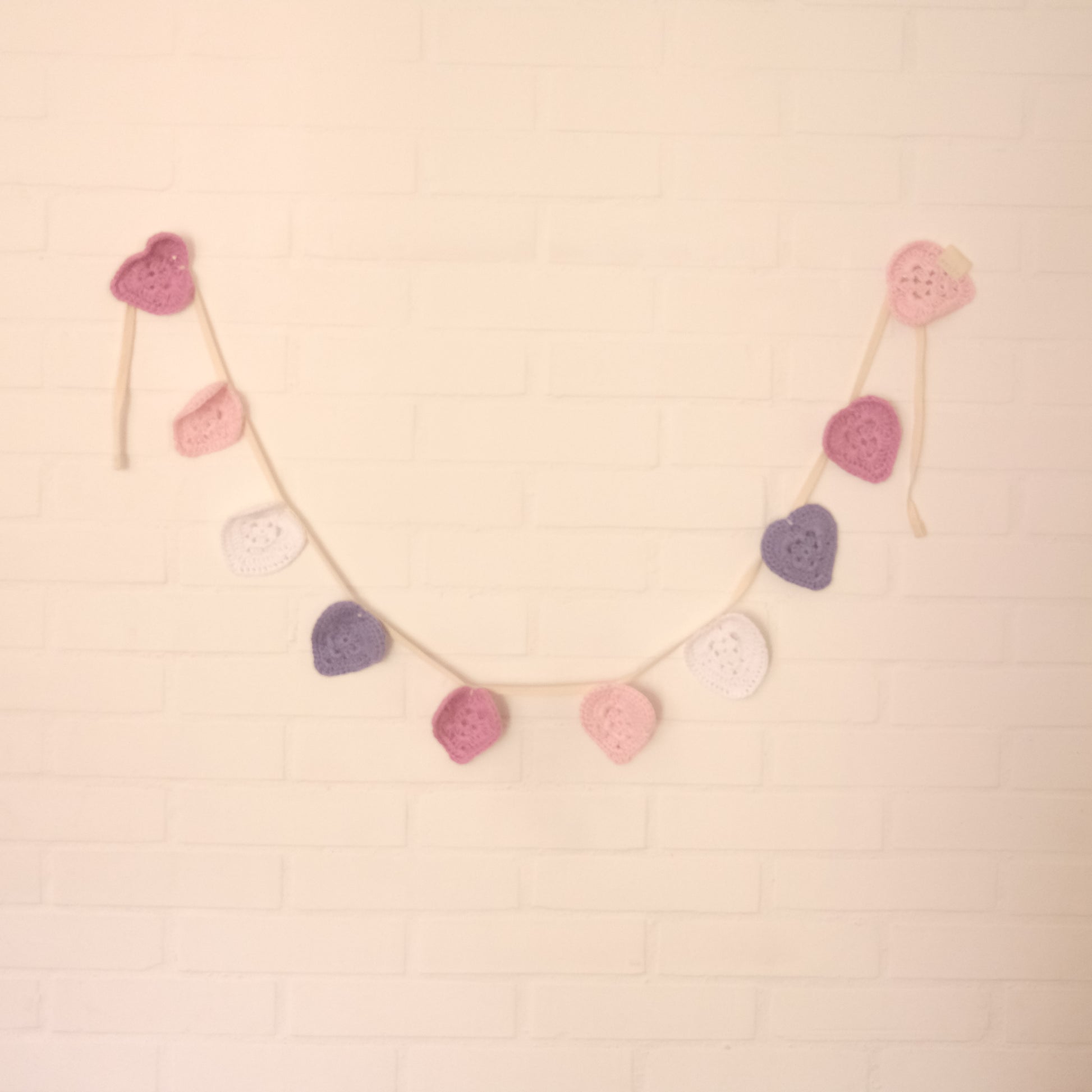 NESTY Guirnalda Corazones Crochet para decorar el cuarto de tu bebé 8
